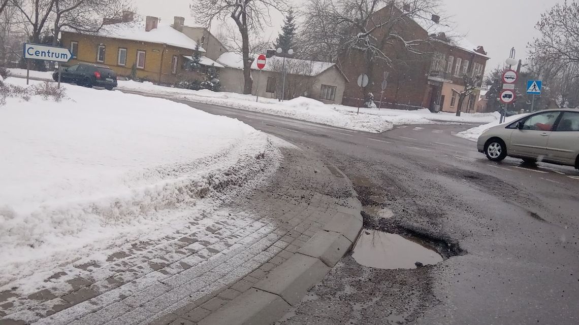 Chełm. Najpierw drogi odśnieżali, a teraz będą je łatać. A co z chodnikami? Chełm. Najpierw drogi odśnieżali, a teraz będą je łatać. A co z chodnikami?