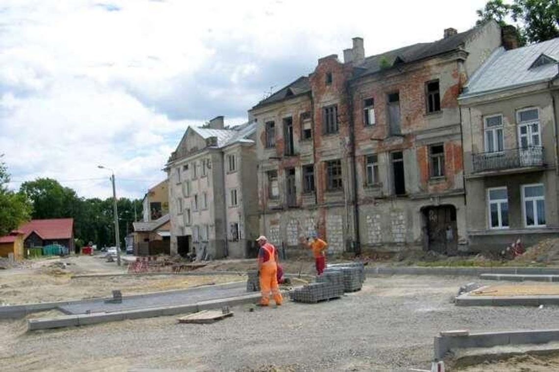 Chełm: Nowe rondo z ruiną w tle Chełm: Nowe rondo z ruiną w tle