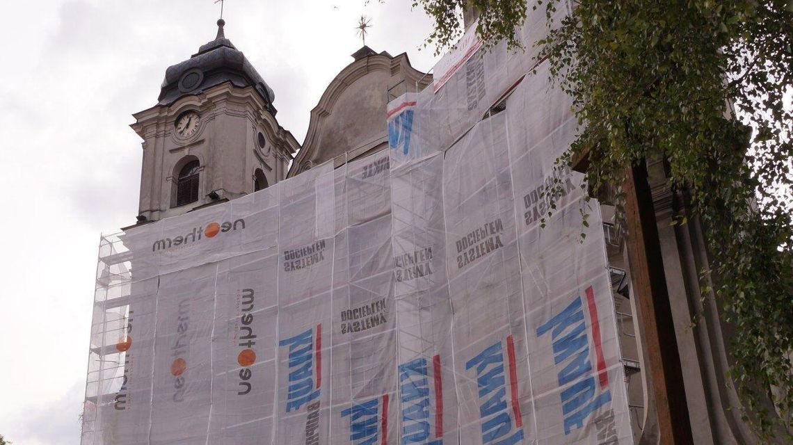 Chełm: Oczyszczają kościół z glonów i grzybów 