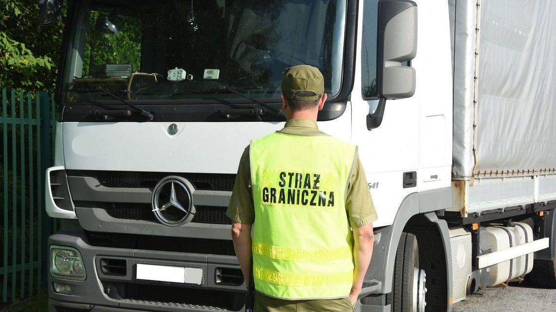 Chełm. Osobowe audi i ciężarowy mercedes zatrzymane na granicy 