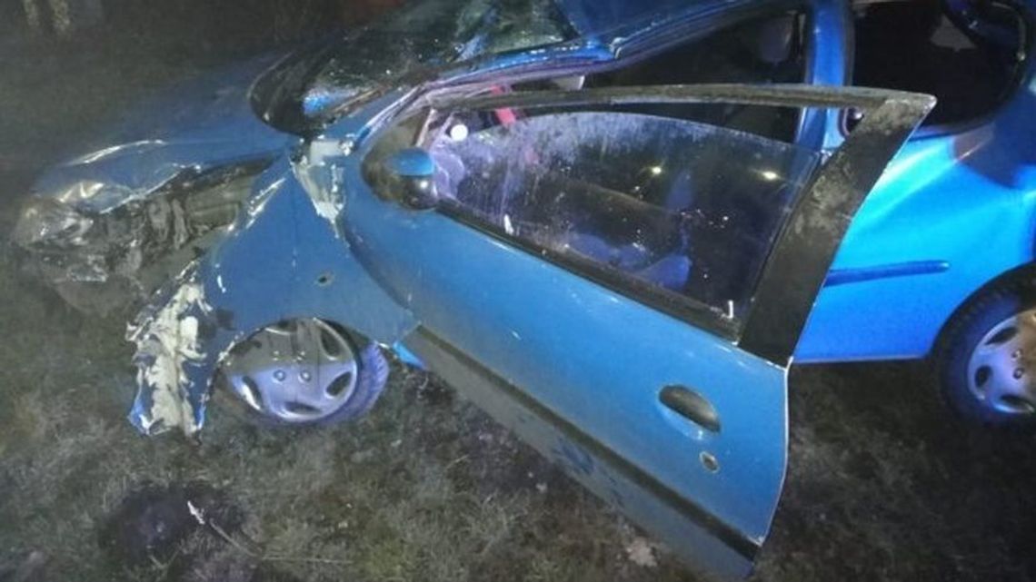 Chełm. Pijany "podwiózł" trzeźwego. Ściął latarnię i dachował w rowie Chełm. Pijany "podwiózł" trzeźwego. Ściął latarnię i dachował w rowie