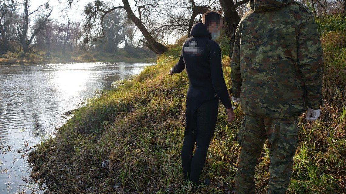 Chełm. Późna jesień, woda zimna, a on wpław przepłynął Bug i holował pudła z papierosami Chełm. Późna jesień, woda zimna, a on wpław przepłynął Bug i holował pudła z papierosami