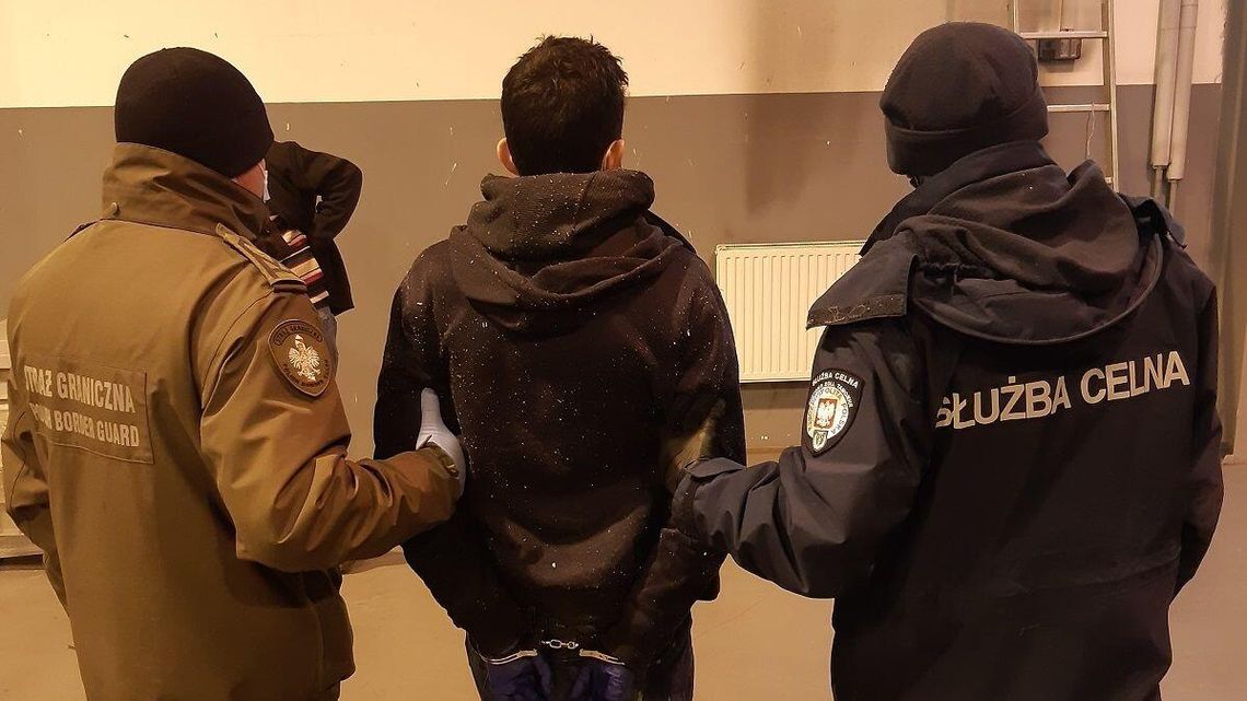 Chełm. Próbował dostać się do Polski ukryty między belami materiału Chełm. Próbował dostać się do Polski ukryty między belami materiału