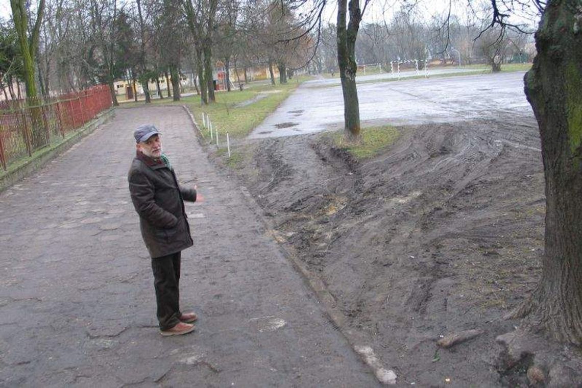 Chełm: Rodzice rozjeżdżają szkolne trawniki Chełm: Rodzice rozjeżdżają szkolne trawniki