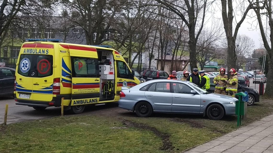 Chełm: Samochód z zapalonym silnikiem na trawniku postawił służby na nogi