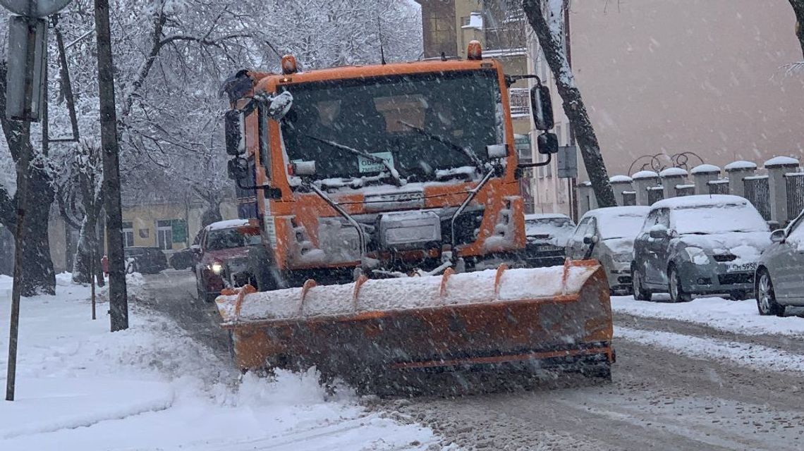 Chełm: Śnieg, koleiny, ślisko. Trzeba bardzo uważać na drodze (FILM) Chełm: Śnieg, koleiny, ślisko. Trzeba bardzo uważać na drodze (FILM)