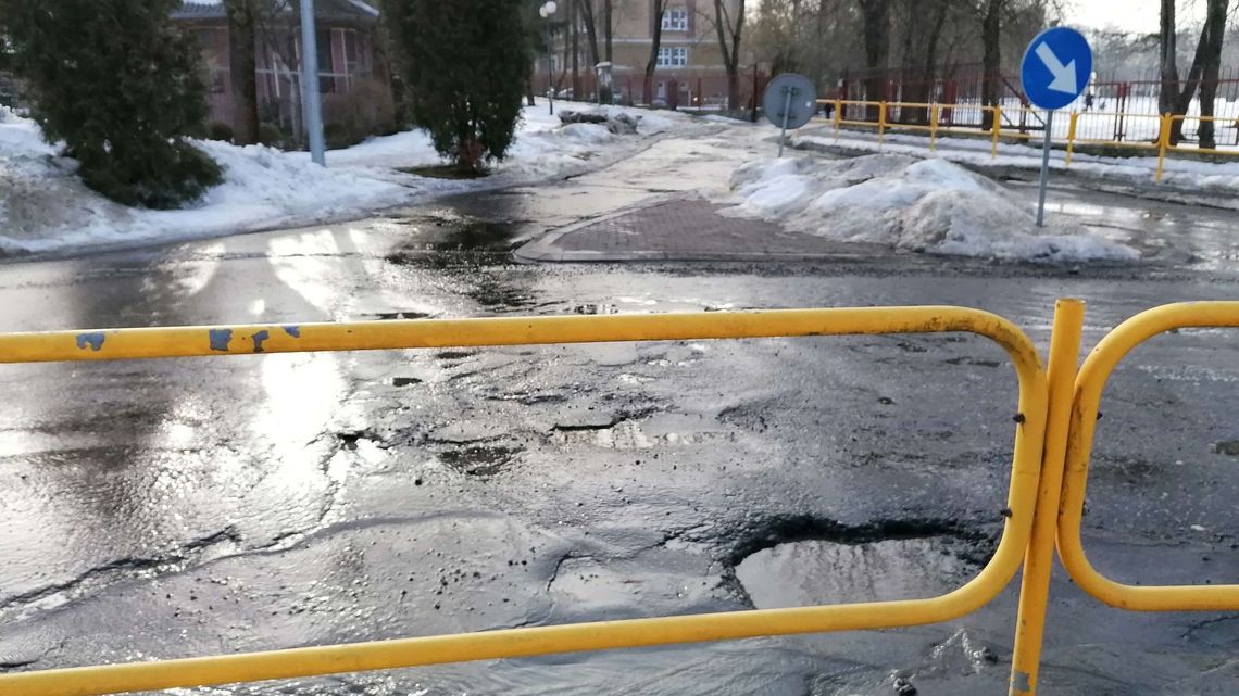 Chełm. Spod asfaltu wyjrzał gomułkowski bruk