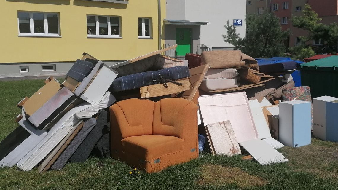 Chełm. Sterta „paździochów" pod blokiem sięga pierwszego piętra Chełm. Sterta „paździochów" pod blokiem sięga pierwszego piętra