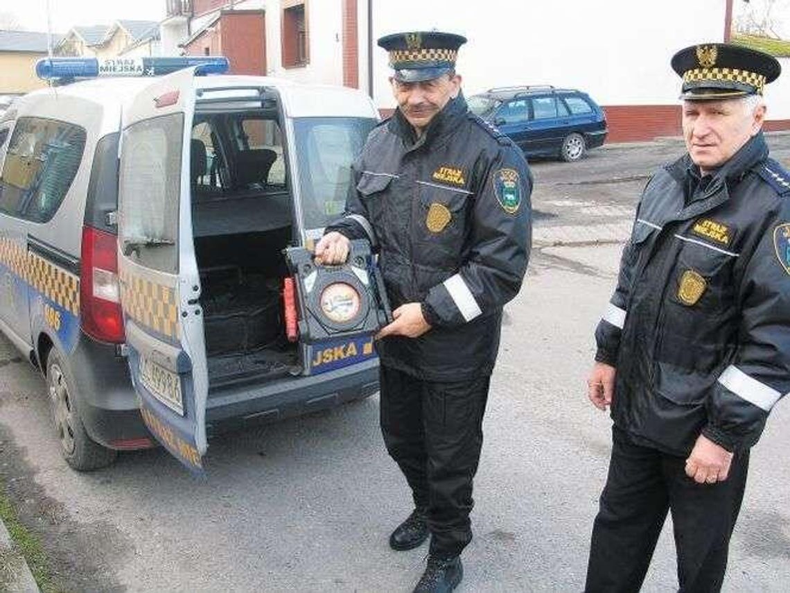 Chełm: Strażnik miejski z przewodami