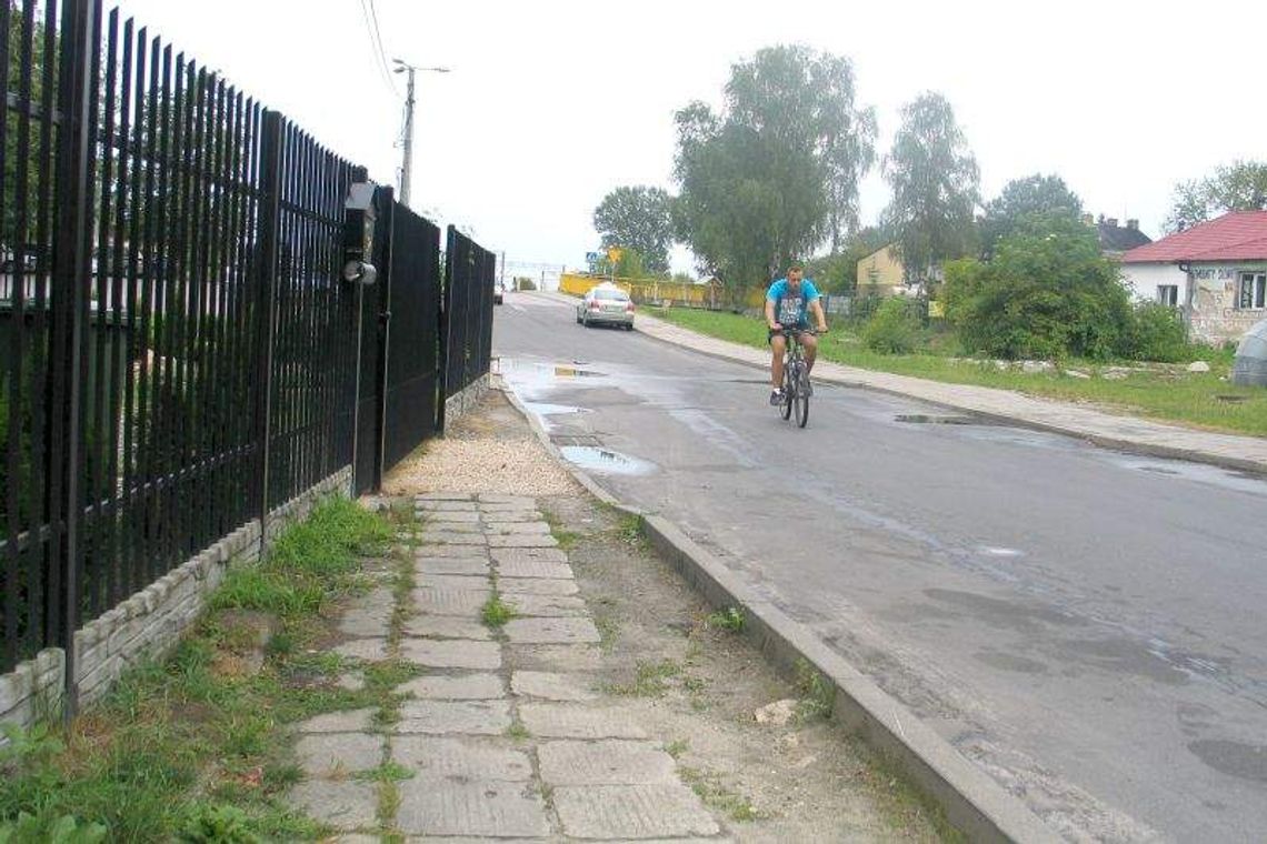 Chełm. Ta ulica prosi się o chodnik Chełm. Ta ulica prosi się o chodnik