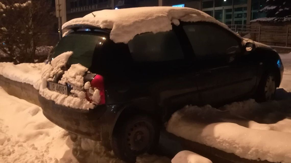 Chełm: Tak parkował, że przestrzelił. Gdzie jest kierowca renault?