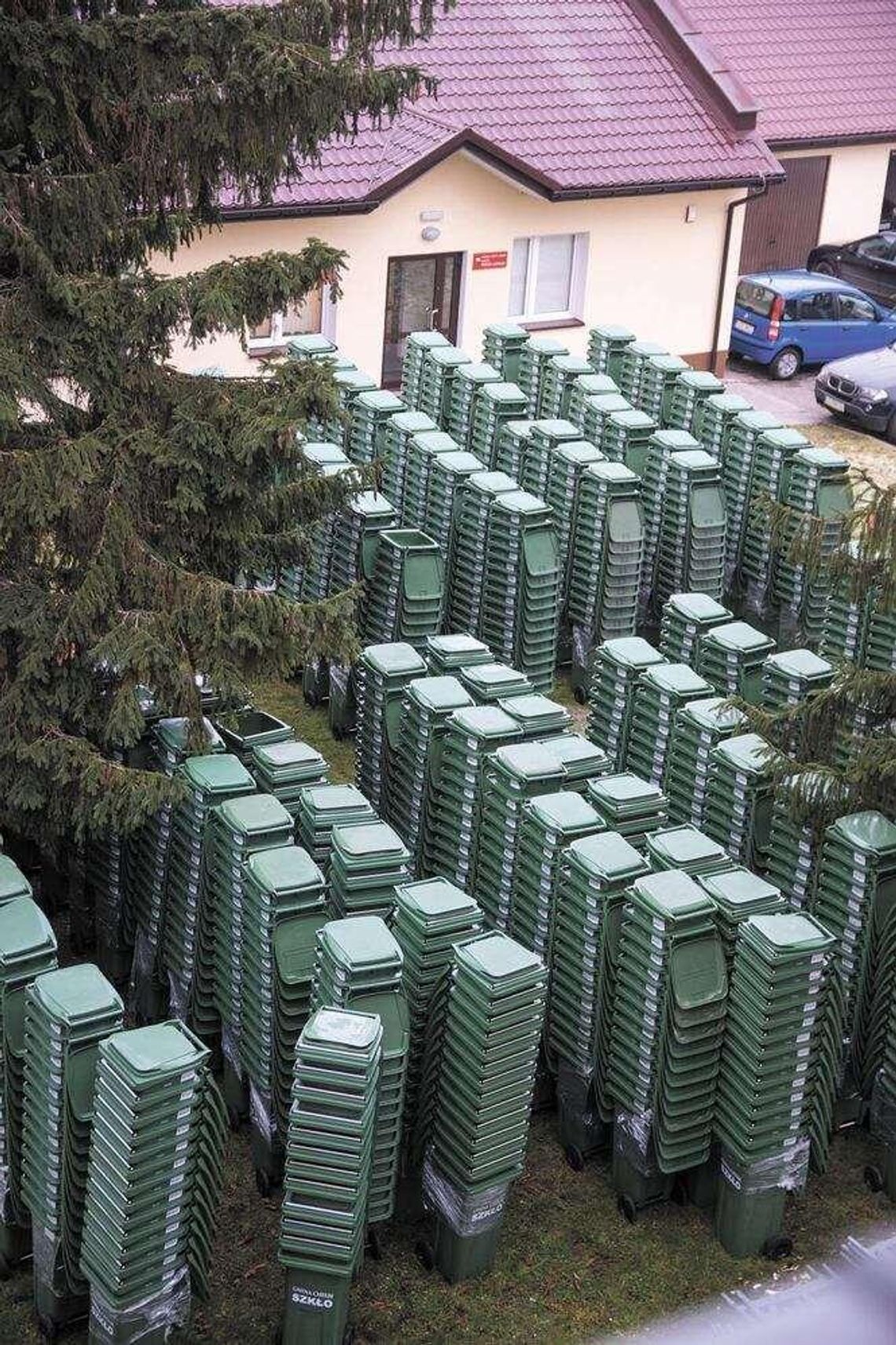 Chełm: Urząd tonie w pojemnikach na śmieci Chełm: Urząd tonie w pojemnikach na śmieci