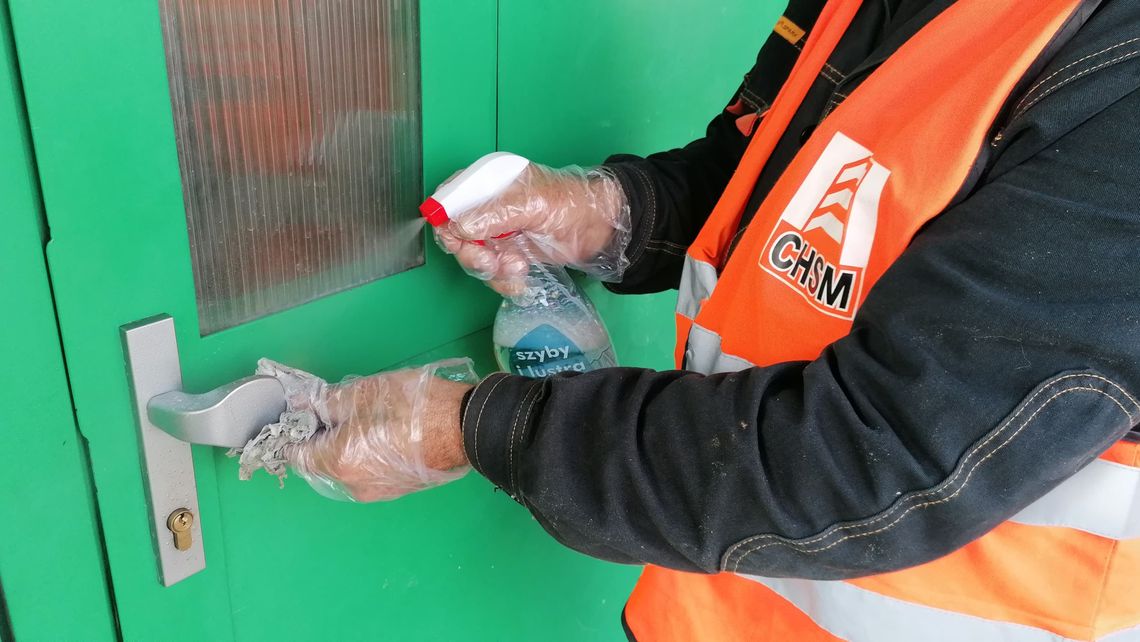 Chełm: Walcząc z koronawirusem spółdzielnia odkaża klamki i domofony. Dwa razy dziennie