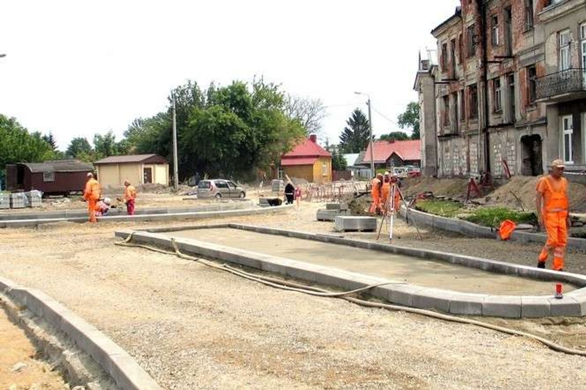 Chełm: Widać już zarys nowego ronda, obok powstaje sklep