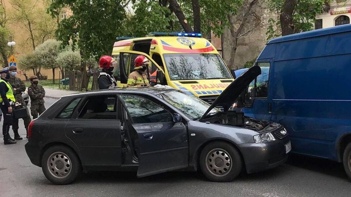 Chełm: Wypadek na ul. Pocztowej. Samochód zaczepił lusterkiem o drugie auto