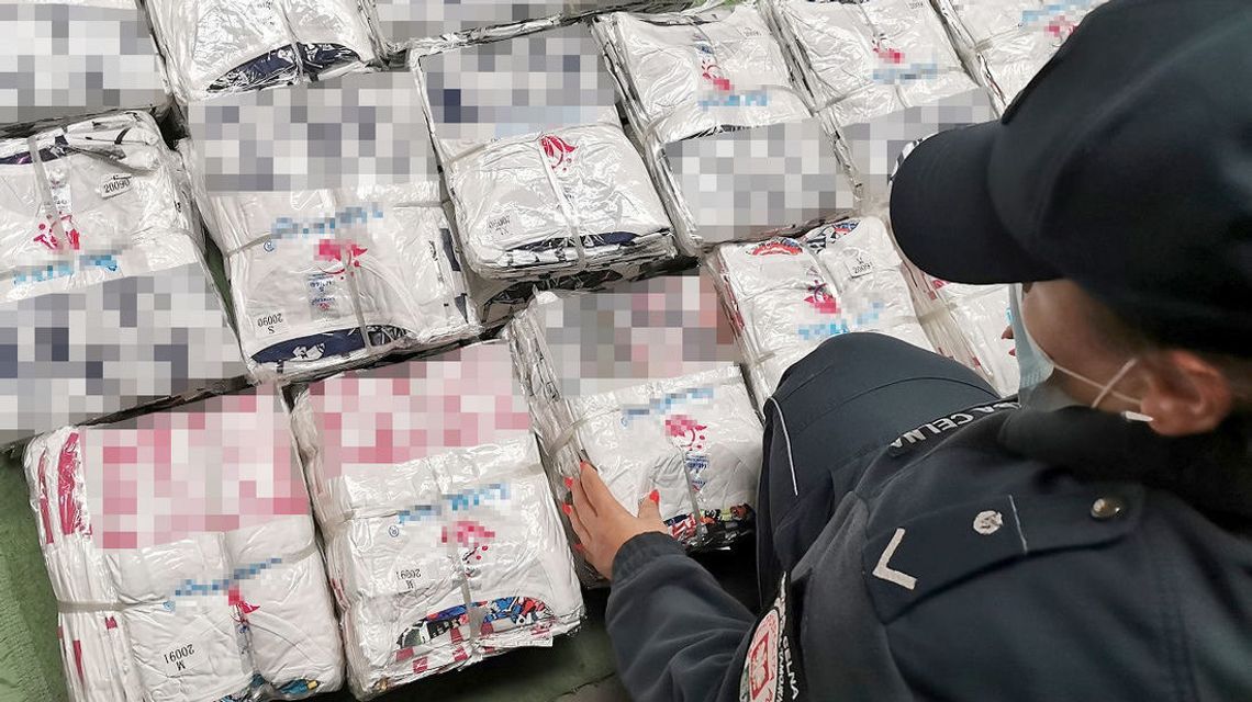 Chełm. Z 23 ton wyłuskali ponad 2 tysiące podrabianych ubrań