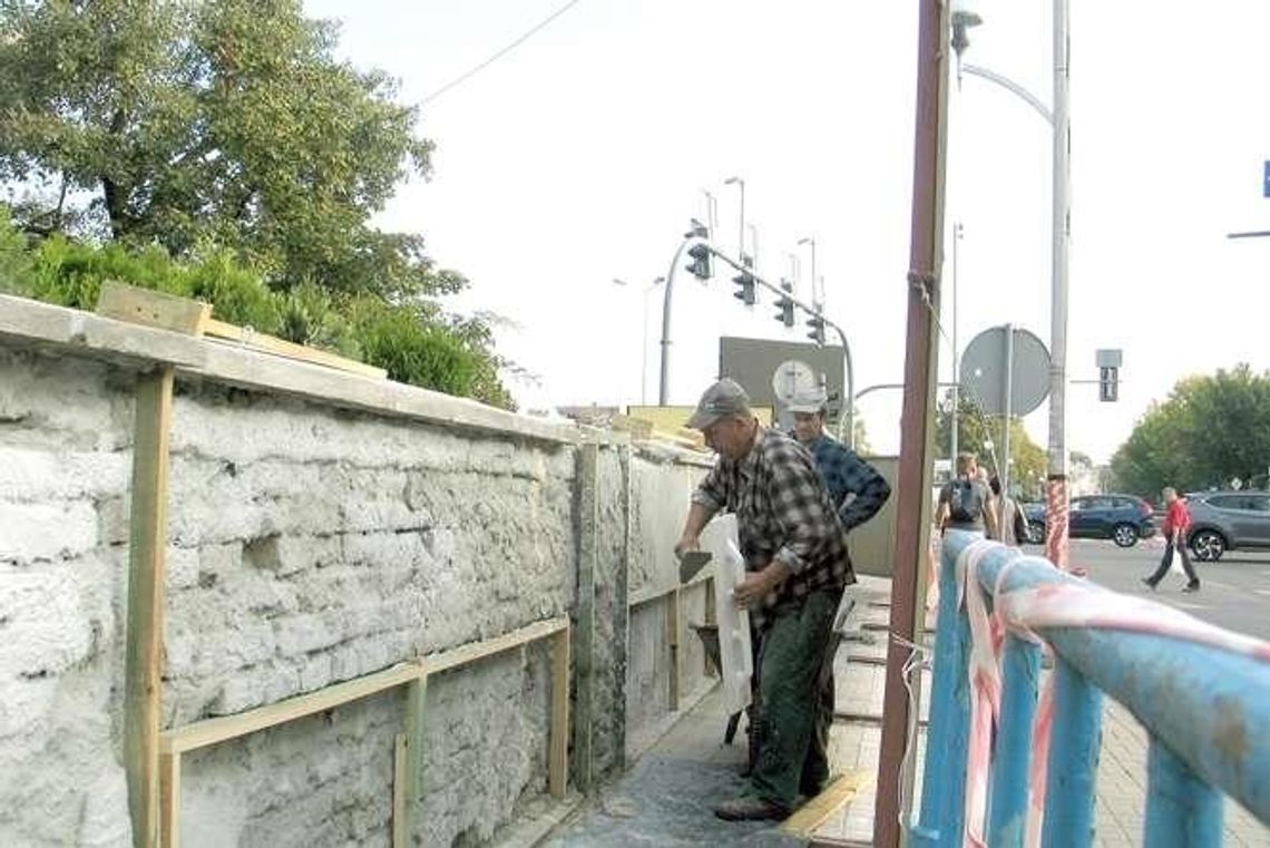 Chełm: Zabytkowy mur już nie runie