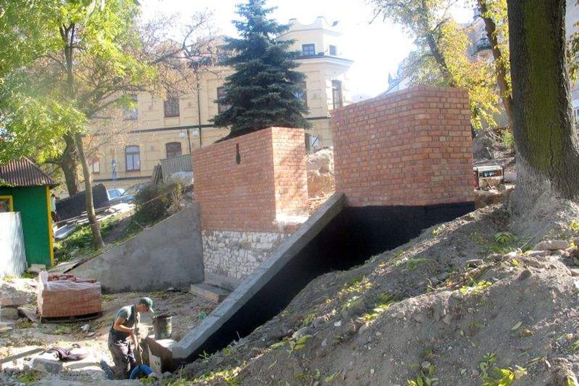 Chełm: Zaniedbana skarpa zamienia się w skwer Chełm: Zaniedbana skarpa zamienia się w skwer