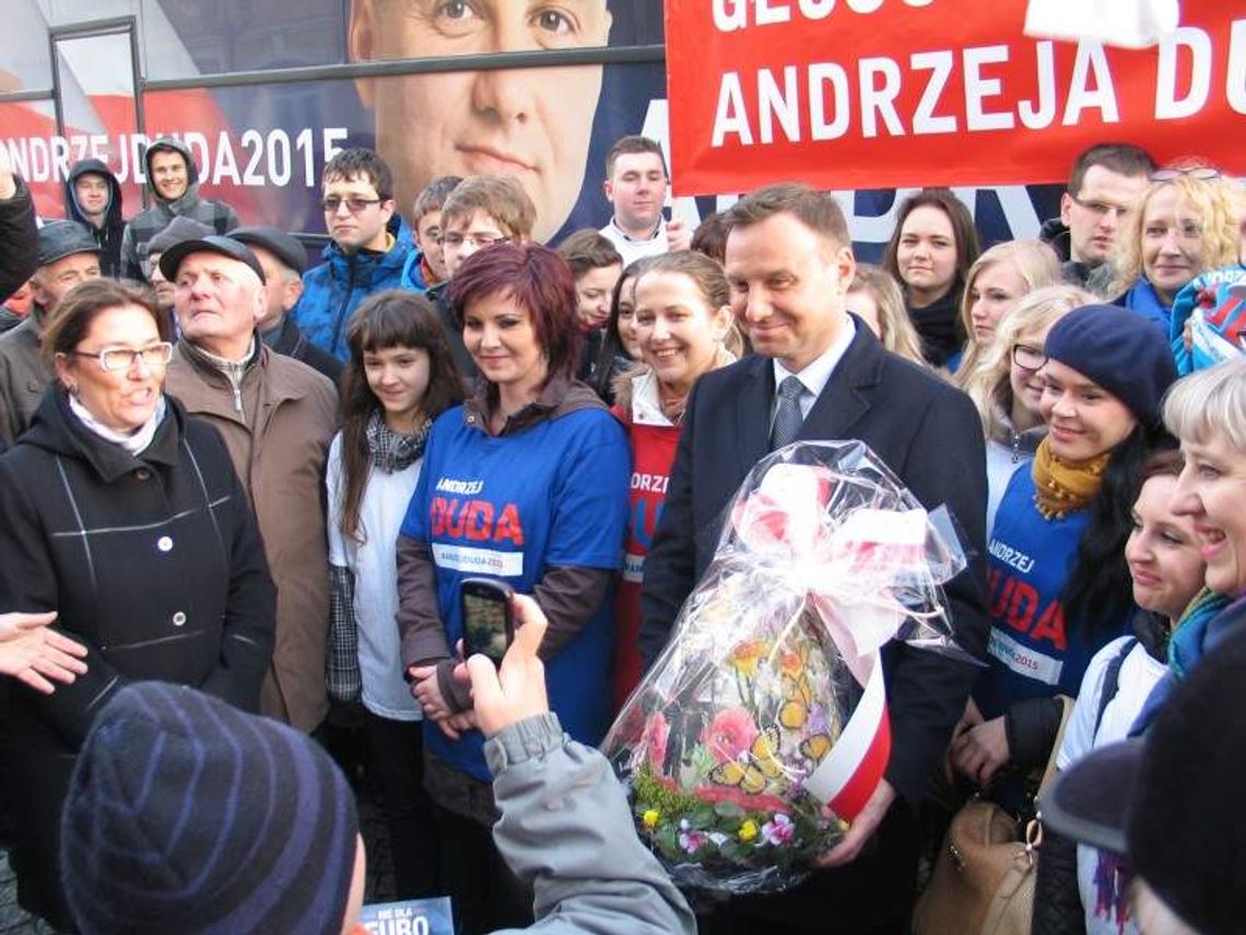 Chełmianie dali Andrzejowi Dudzie gigantyczną pisankę Chełmianie dali Andrzejowi Dudzie gigantyczną pisankę