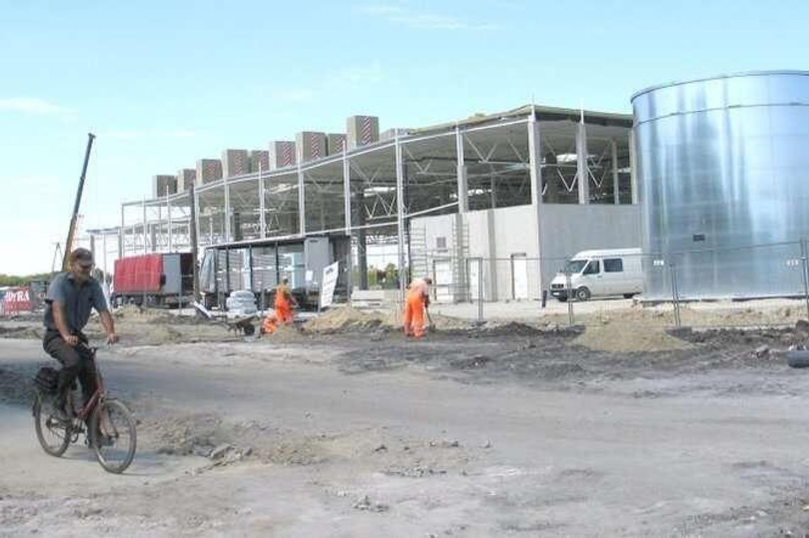 Chełmska Castorama już pod dachem. Kiedy otworzą sklep?