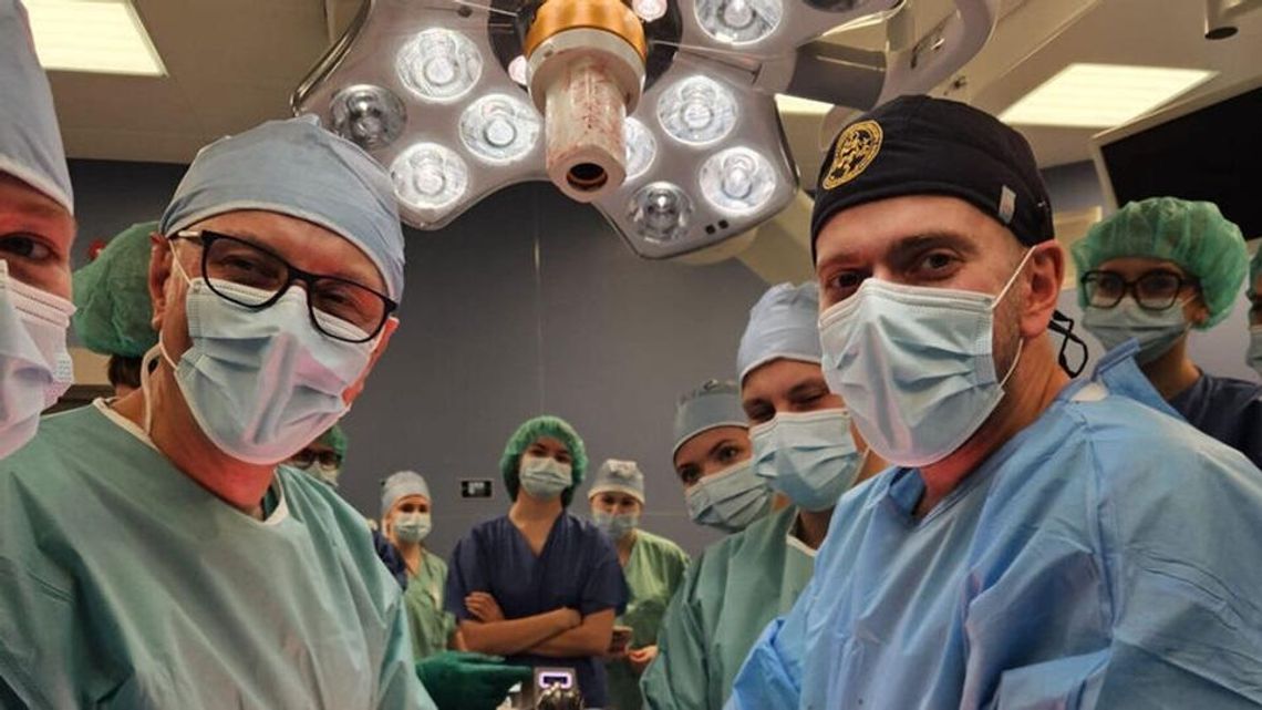 Chirurdzy z USK1 usunęli 16-kilogramowy guz. Pacjent od roku zgłaszał dolegliwości