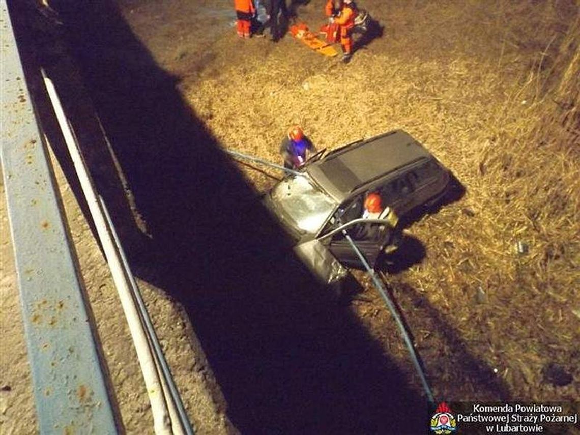 Chlewiska. Samochód spadł z mostu na brzeg rzeki