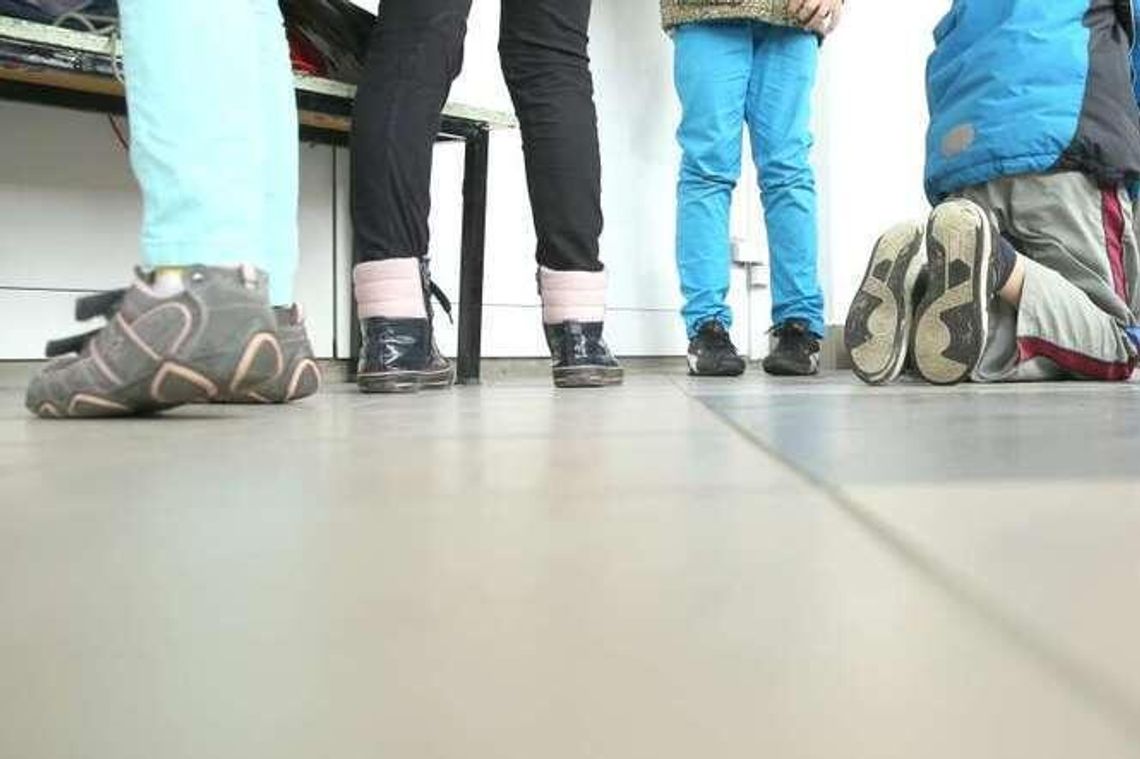 Chłopcy noszący długie włosy słyszeli, że są pedałami? Rodzice skarżą się na szkoły Chłopcy noszący długie włosy słyszeli, że są pedałami? Rodzice skarżą się na szkoły