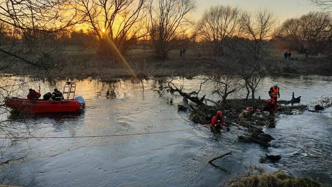 Chłopiec, który wpadł do rzeki, zmarł. Poszukiwania matki trwają Chłopiec, który wpadł do rzeki, zmarł. Poszukiwania matki trwają