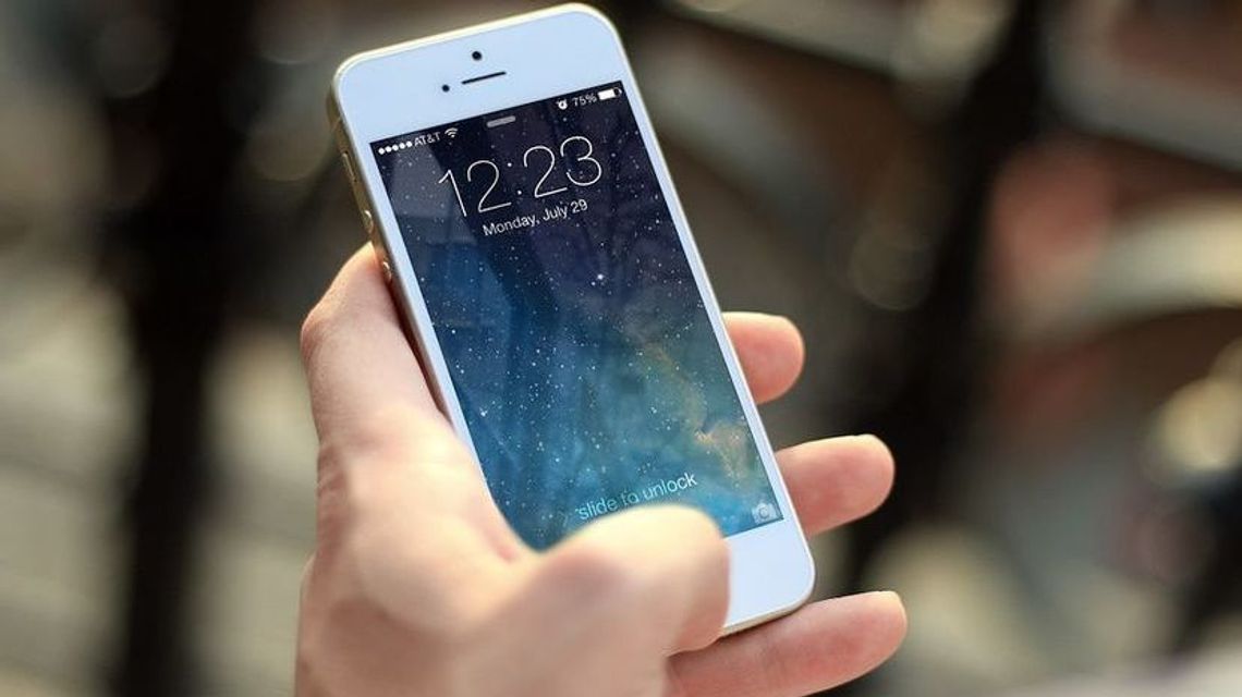 Chłopiec zostawił plecak przed sklepem. Gdy wrócił, nie miał już telefonu 