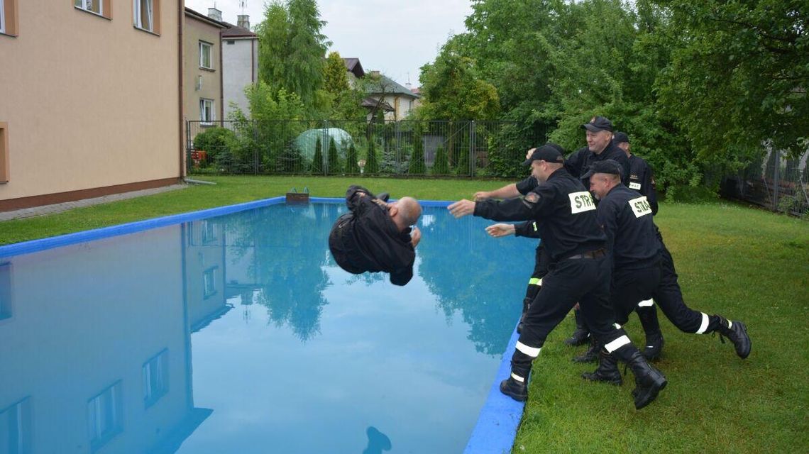 Chlup! Tak się w straży pożarnej idzie na emeryturę