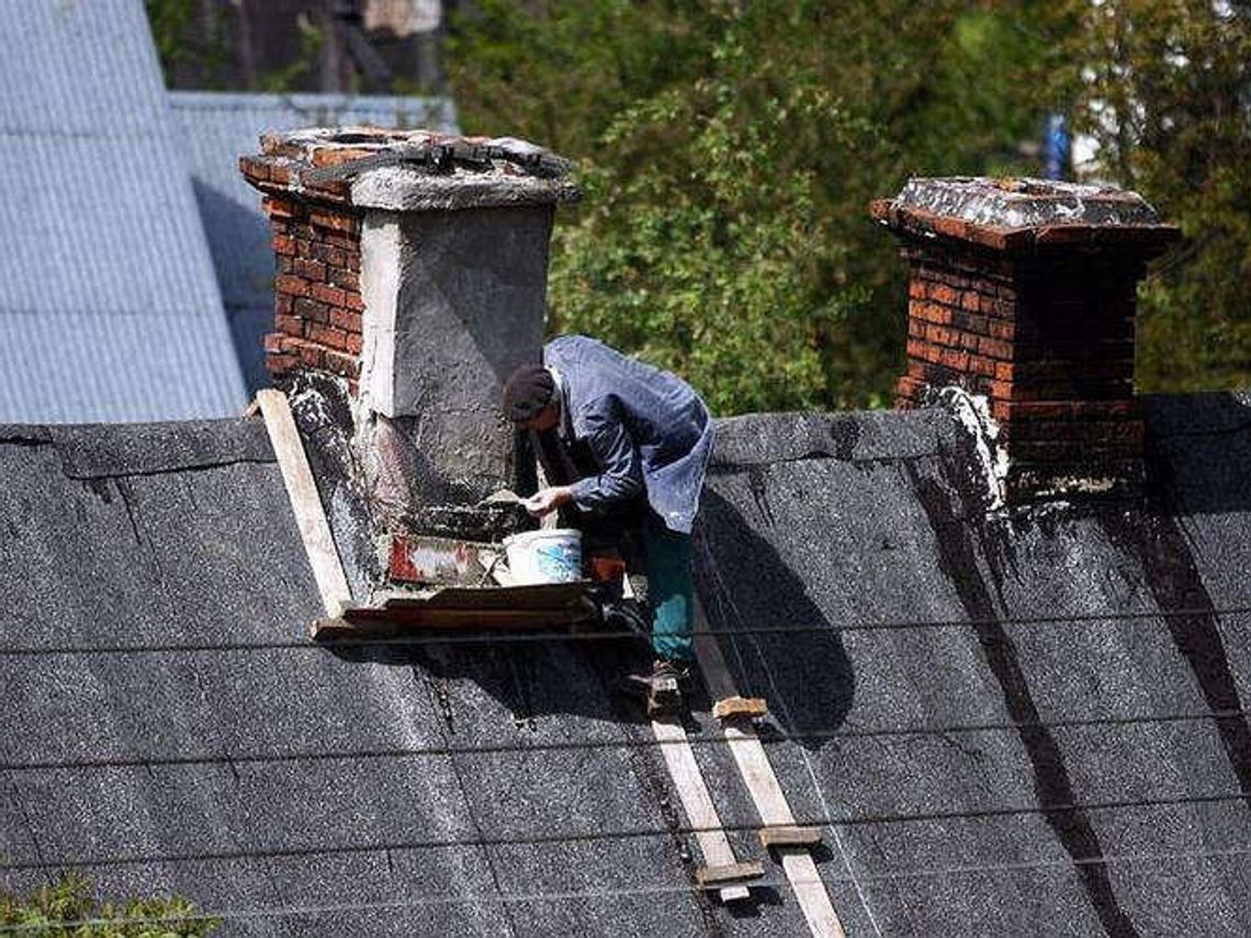 Chodel: Mieszkańcy palą śmieci. Smród niesie się po całej gminie