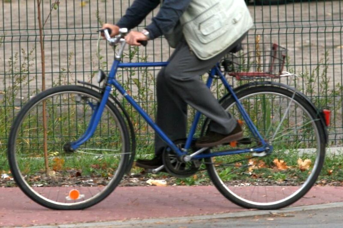 Chodel: Wjechał rowerem w mazdę bo… spadł mu łańcuch Chodel: Wjechał rowerem w mazdę bo… spadł mu łańcuch