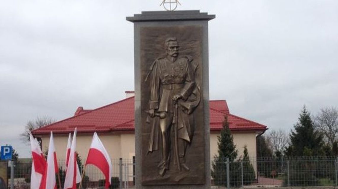 Chodnik czy pomnik Piłsudskiego? W Puchaczowie się kłócą, na co wydać miliony od premiera