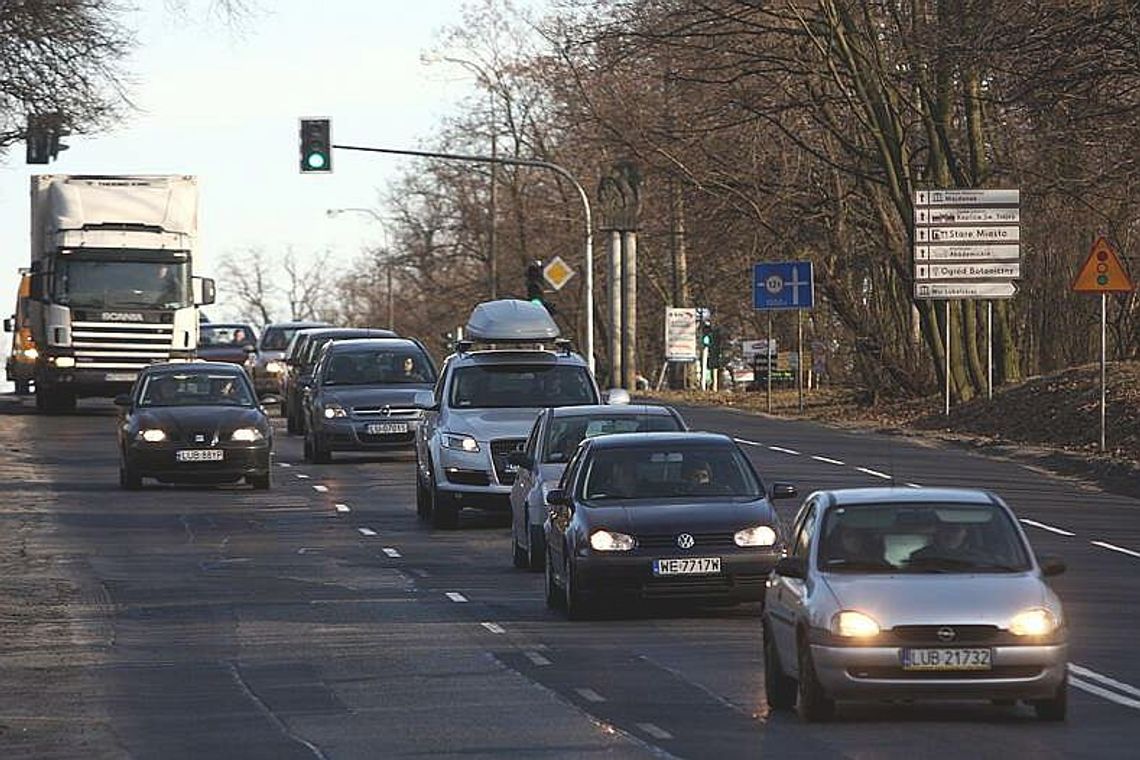Chodnik i latarnie powstaną na al. Warszawskiej