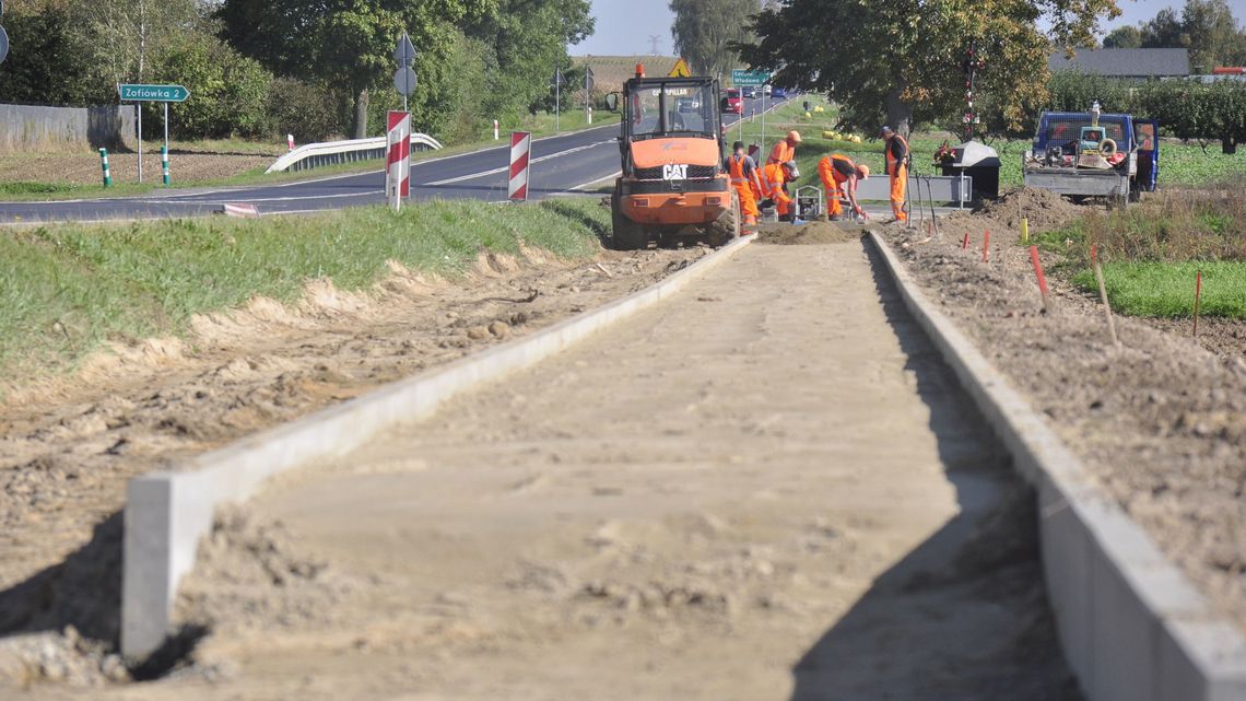 Chodnik i oświetlenie ze słońca między Łuszczowem a Zofiówką