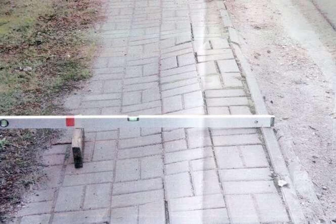 Chodnik z kilkunastocentymetrowym spadkiem. Będzie naprawa