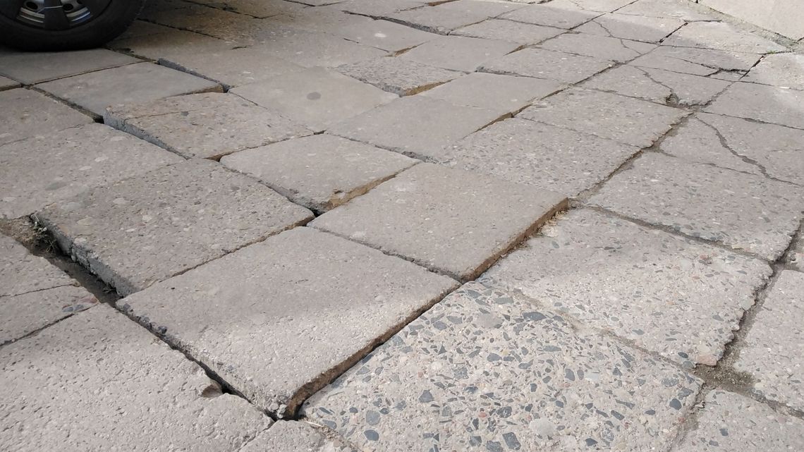 Chodniki w Lublinie niczym klawiatura. "Można powykręcać sobie nogi"