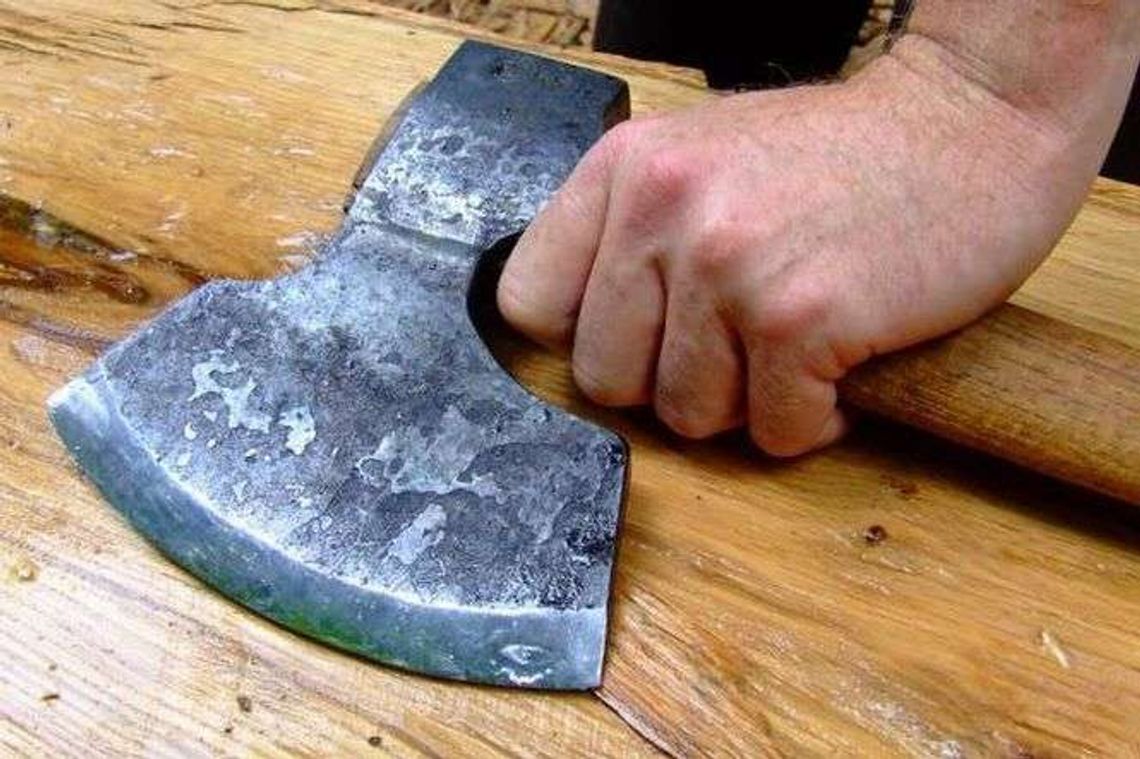 Chodził z nożem i siekierą, terroryzował całą wieś. Odpowiada za usiłowanie zabójstwa