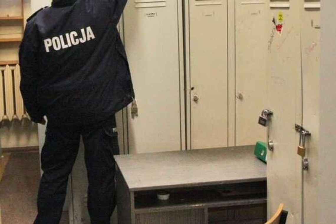 Chodził z torebką, twierdził, że pobili go policjanci. Nie usłyszą zarzutów Chodził z torebką, twierdził, że pobili go policjanci. Nie usłyszą zarzutów