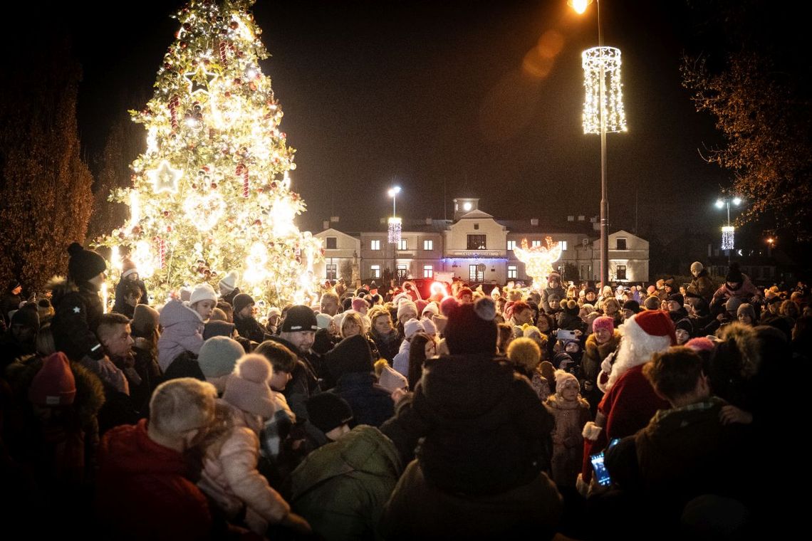 Choinka już stoi. Łęczna gotowa na święta Choinka już stoi. Łęczna gotowa na święta