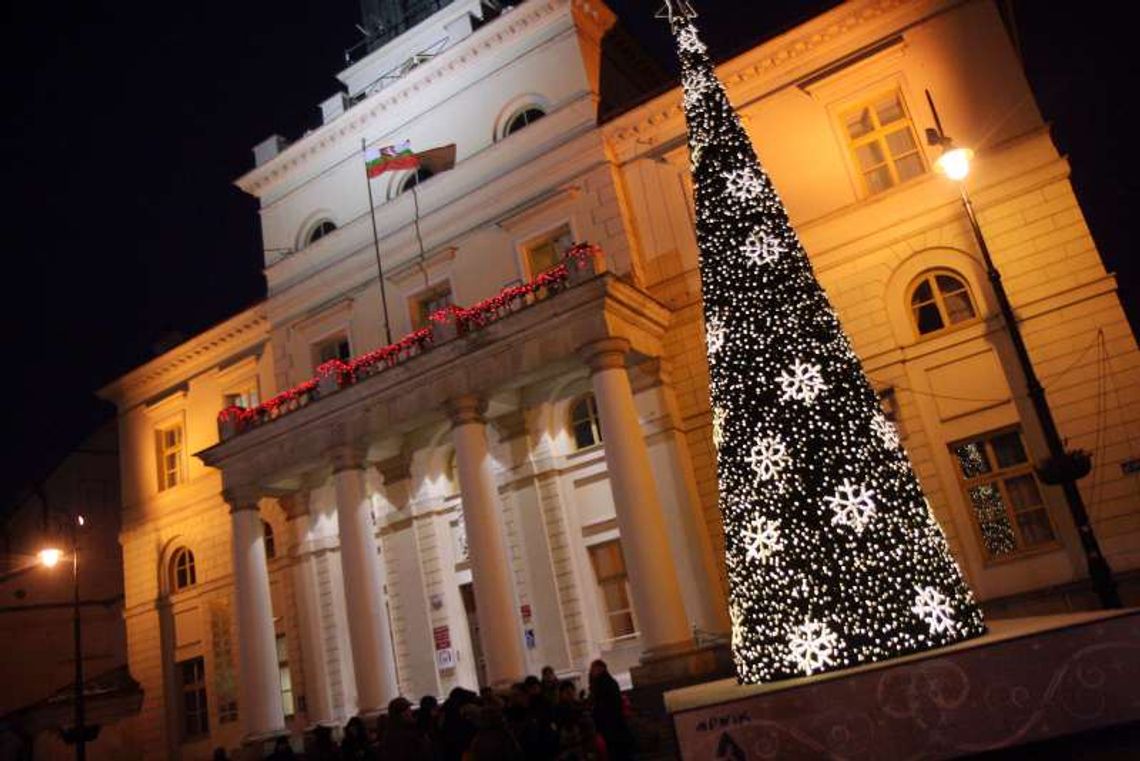 Choinka przed Ratuszem już świeci