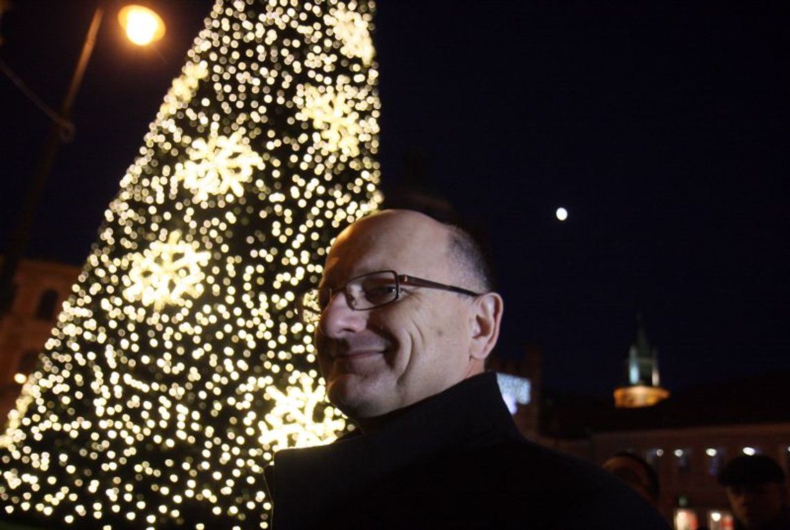 Choinka przed Ratuszem już w blasku światełek (wideo) Choinka przed Ratuszem już w blasku światełek (wideo)