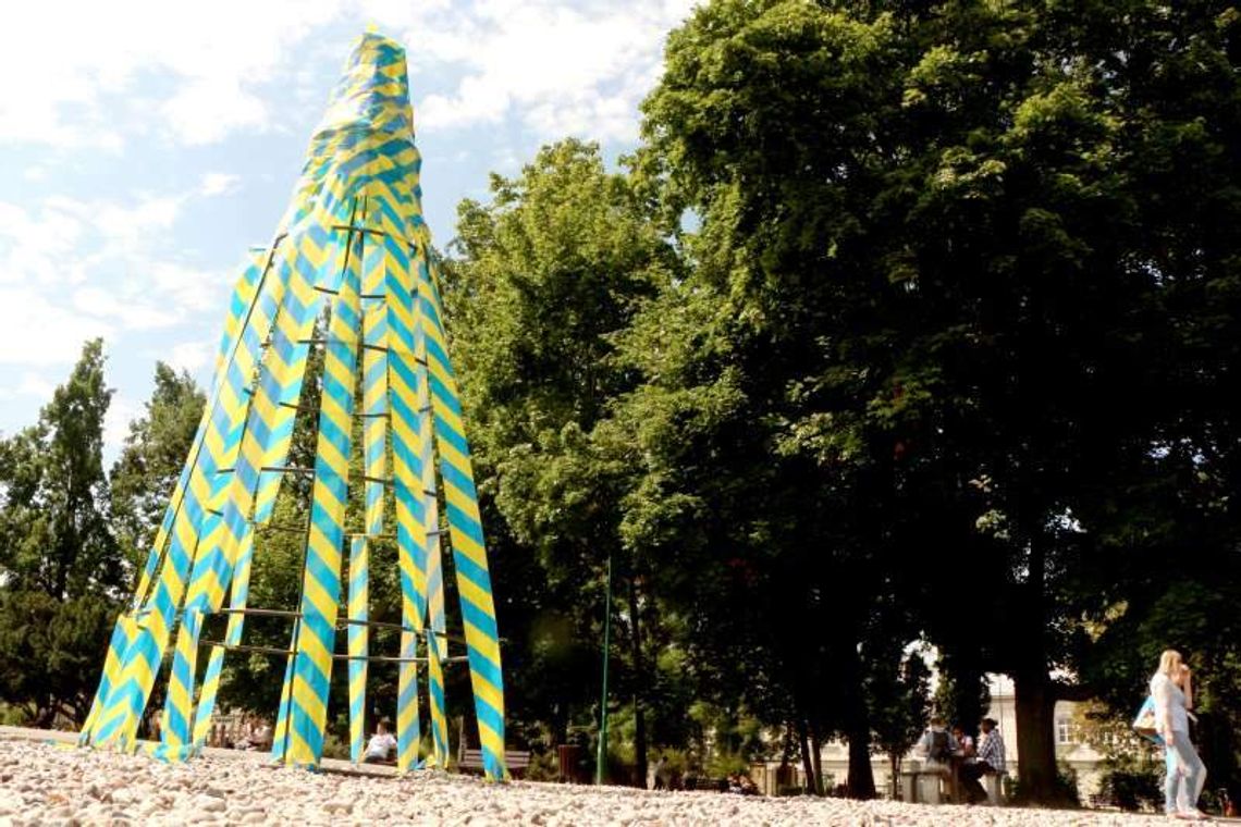 Choinka w lipcu? Miasto otwarte się zamyka