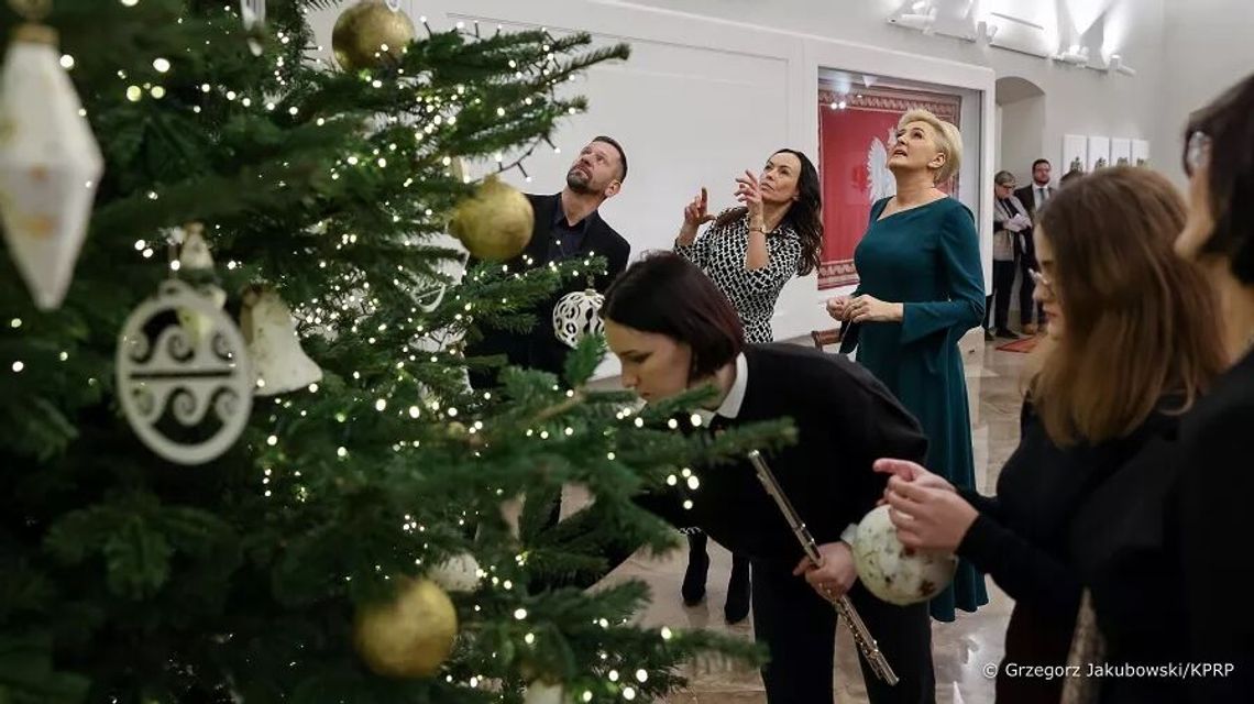 Choinka w Pałacu Prezydenckim przystrojona po zamojsku. Zrobili to uczniowie Plastyka