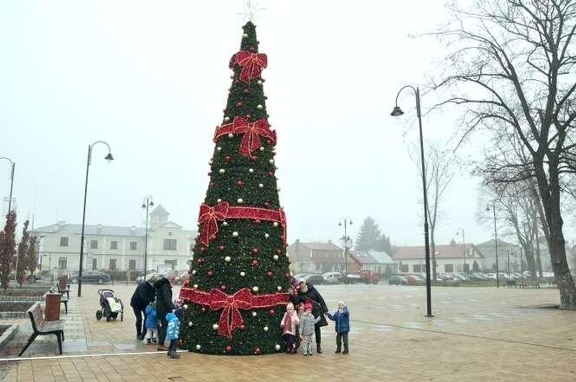 Choinka zabłysła w Łęcznej 