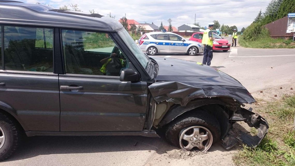 Choiny: Land rover zderzył się z oplem. Ulica zablokowana [zdjęcia]