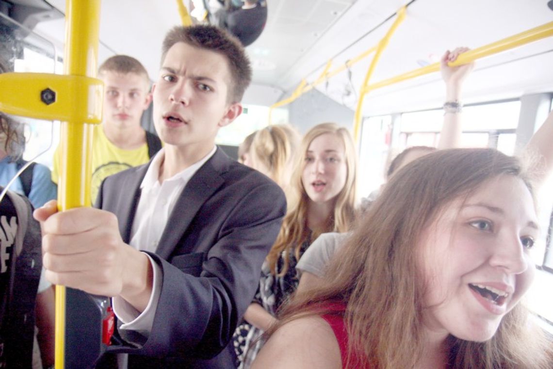 Chór śpiewał dla pasażerów miejskiego autobusu (zdjęcia, wideo) Chór śpiewał dla pasażerów miejskiego autobusu (zdjęcia, wideo)