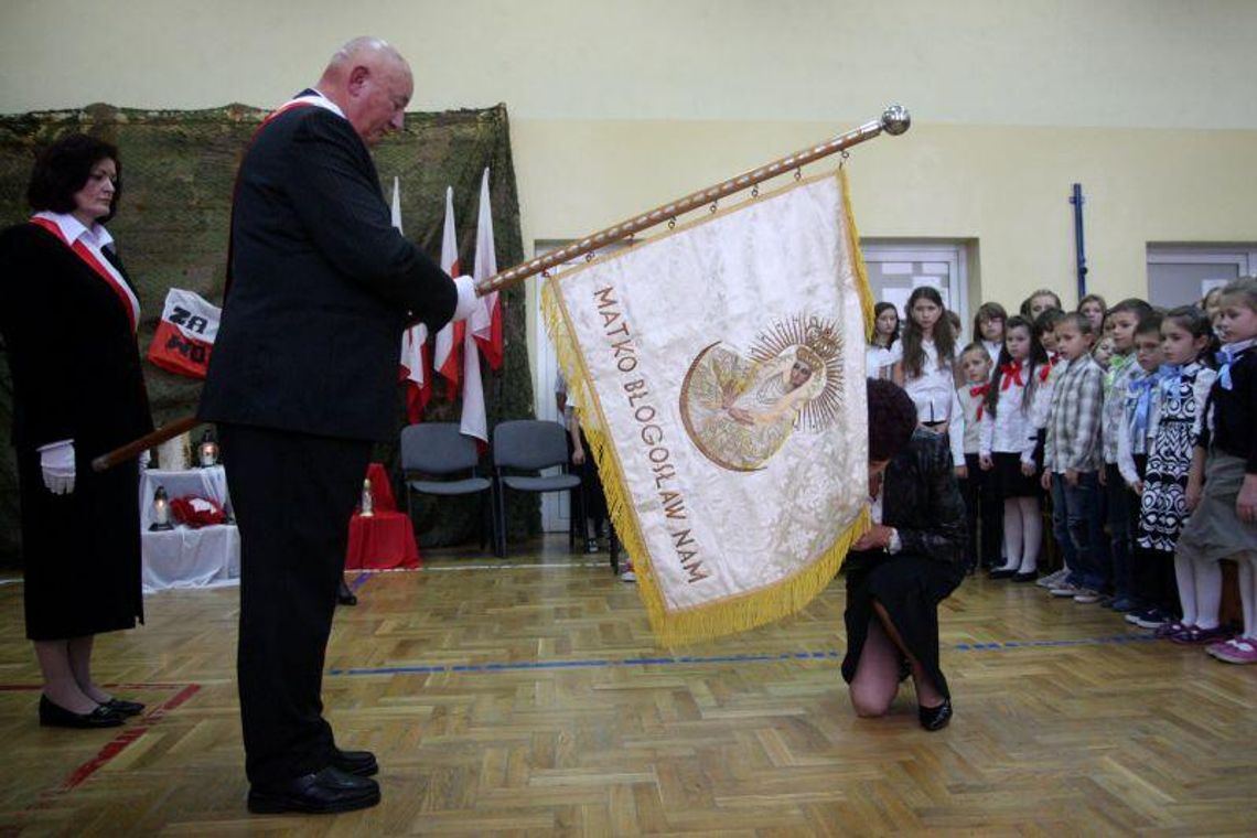 Chorągiew wróciła na miejsce. Bohaterska woźna uratowała sztandar Chorągiew wróciła na miejsce. Bohaterska woźna uratowała sztandar