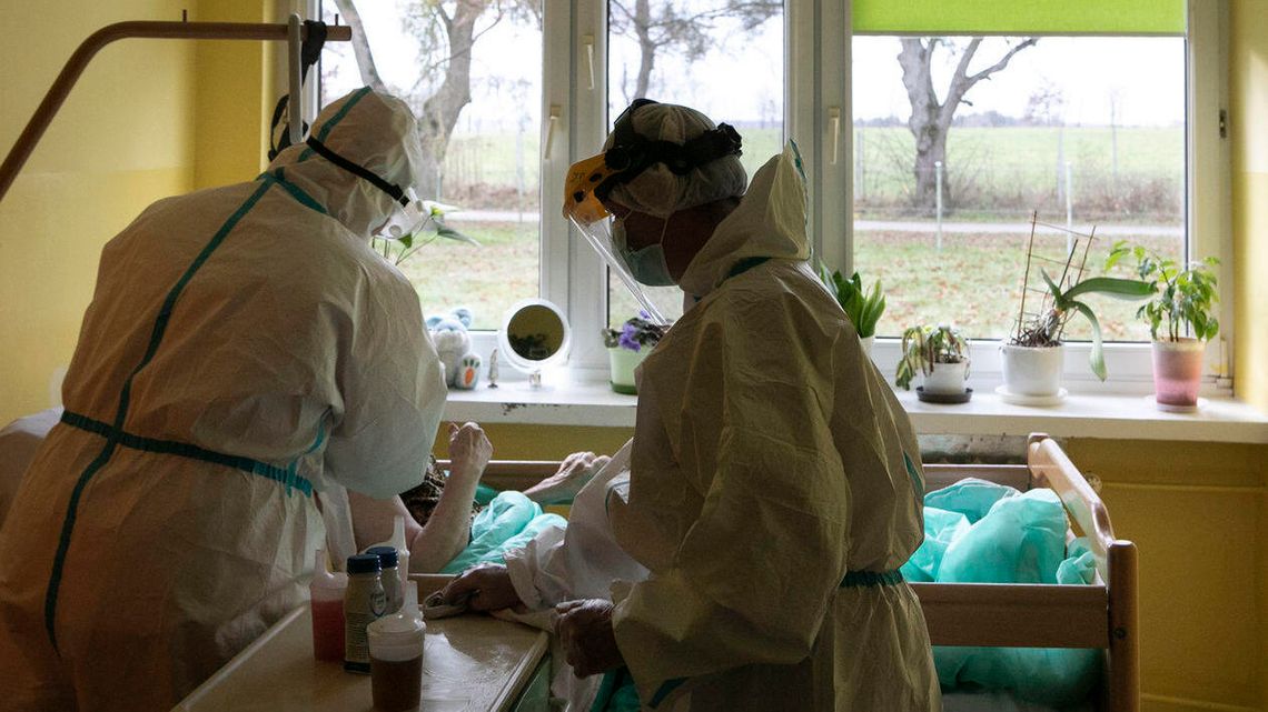 Chorowała już połowa, zmarło 8 osób. Tak wygląda życie w domu pomocy społecznej w czasie pandemii Chorowała już połowa, zmarło 8 osób. Tak wygląda życie w domu pomocy społecznej w czasie pandemii