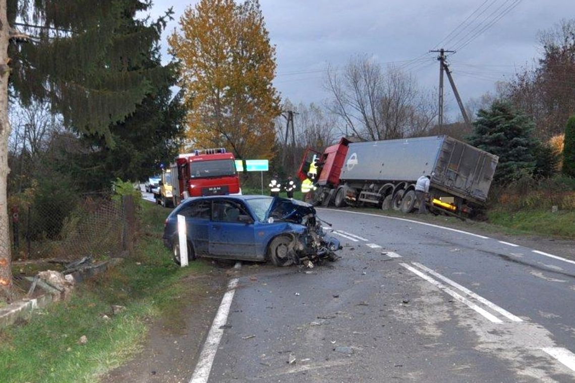 Chorupnik. Naczepa tira uderzyła w mazdę